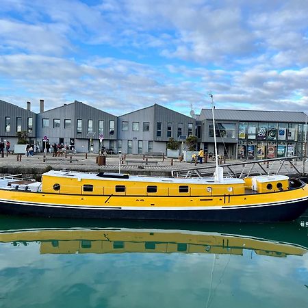 Une Peniche Dans Le Bassin A Flot Du Vieux Port La Rochelle  Dış mekan fotoğraf