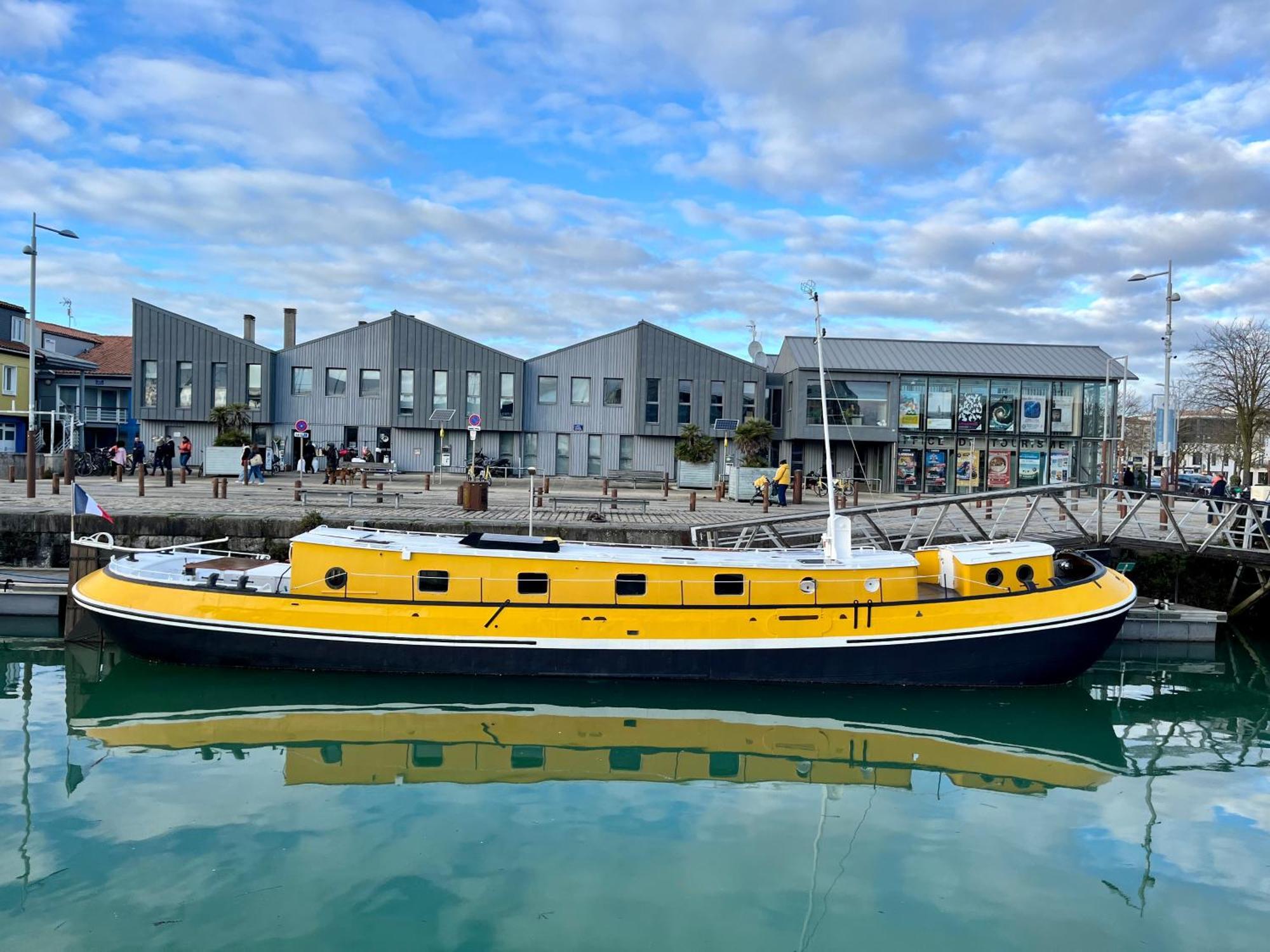 Une Peniche Dans Le Bassin A Flot Du Vieux Port La Rochelle  Dış mekan fotoğraf