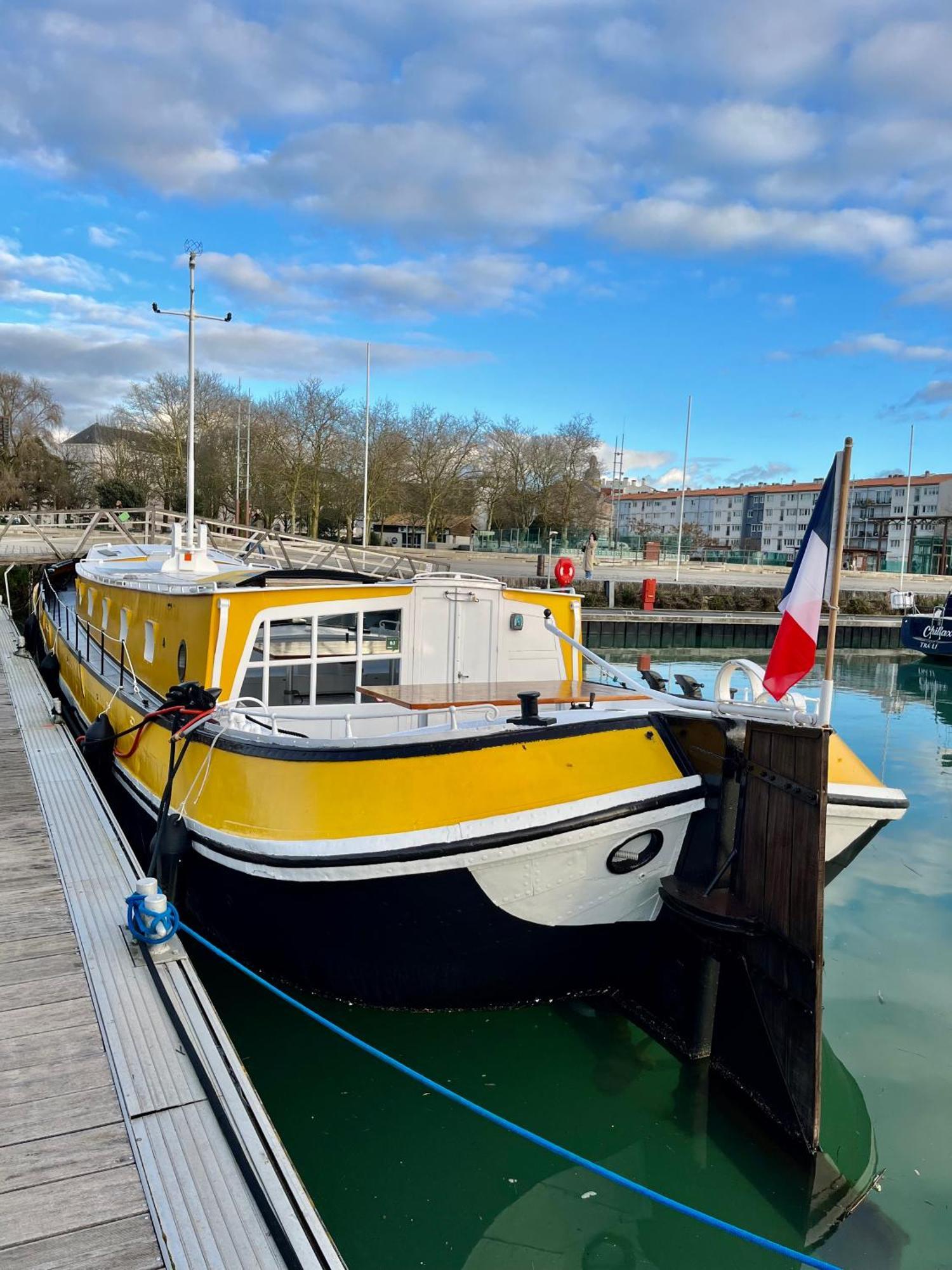 Une Peniche Dans Le Bassin A Flot Du Vieux Port La Rochelle  Dış mekan fotoğraf