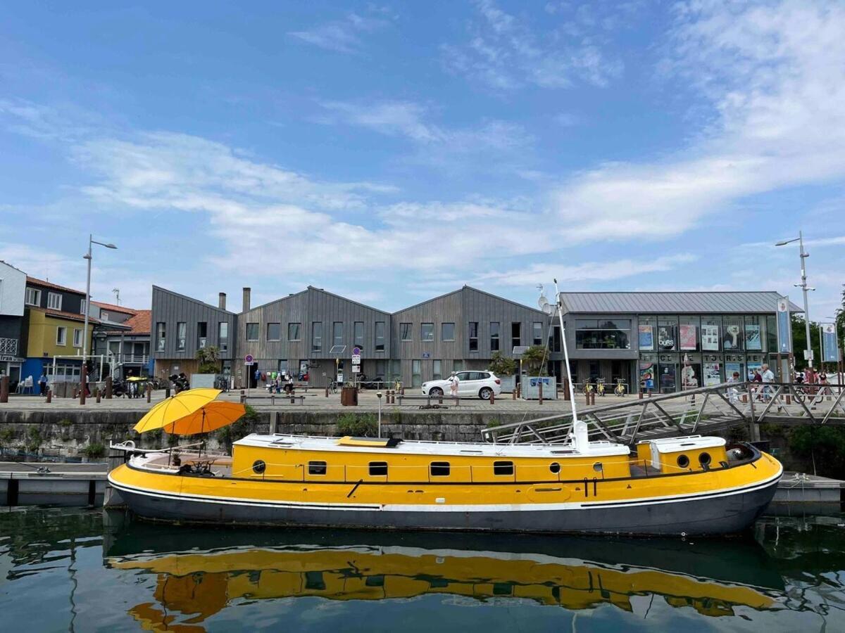 Une Peniche Dans Le Bassin A Flot Du Vieux Port La Rochelle  Dış mekan fotoğraf