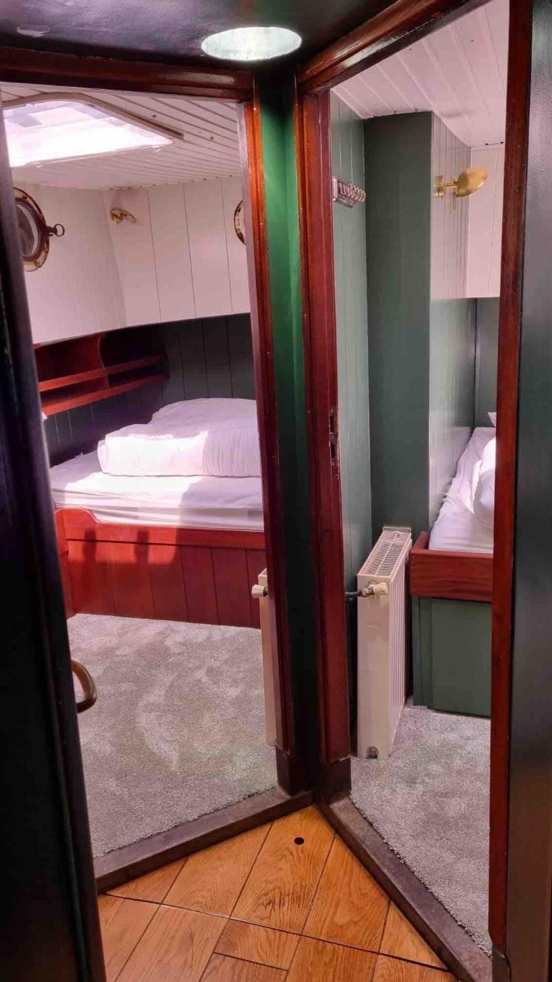 Une Peniche Dans Le Bassin A Flot Du Vieux Port La Rochelle  Dış mekan fotoğraf