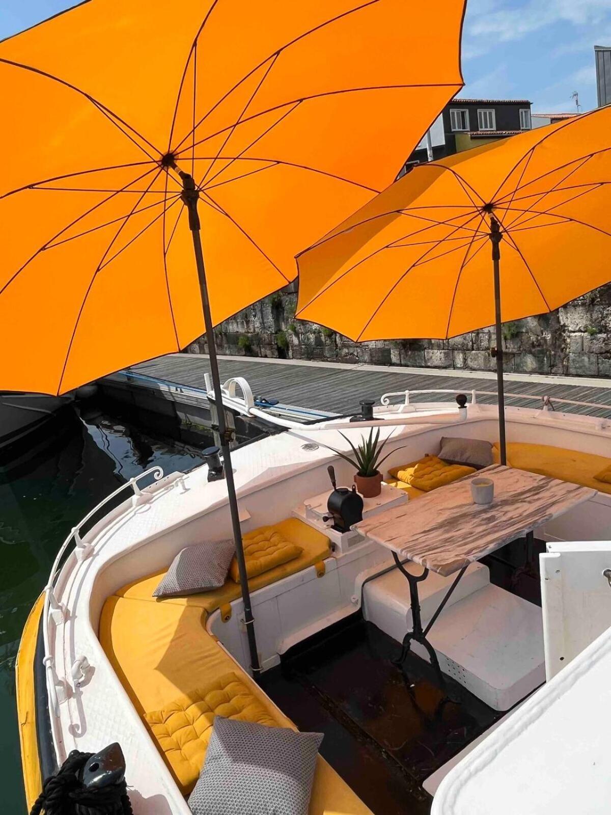 Une Peniche Dans Le Bassin A Flot Du Vieux Port La Rochelle  Dış mekan fotoğraf